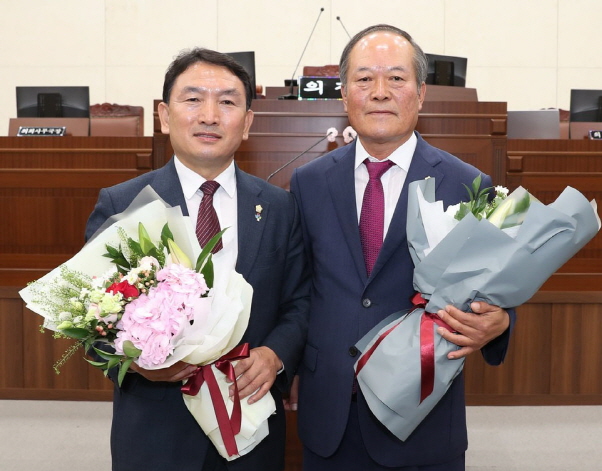 좌로부터 김호석 의장, 김백현 부의장