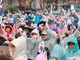 빗속에 광화문 모여 "사기 탄핵"…전광훈 "헌재 해체해야" 기사 이미지