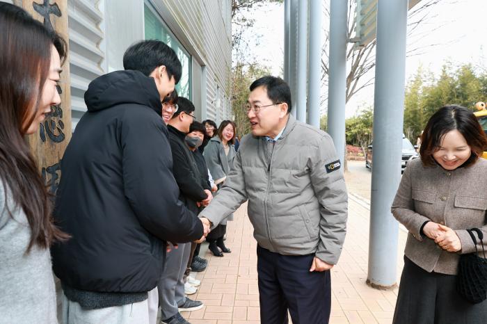 주낙영 경주시장이 설 명절을 맞아 아동복지시설 대자원을 방문해 입소 아동 및 관계자들과 인사를 나누고 있다 1